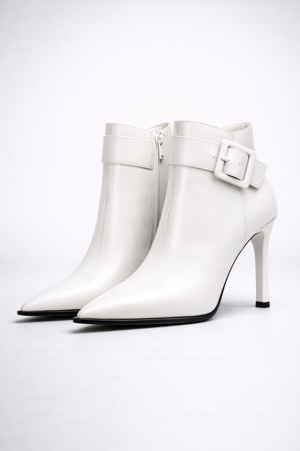 Botines de tacón con hebilla oversize