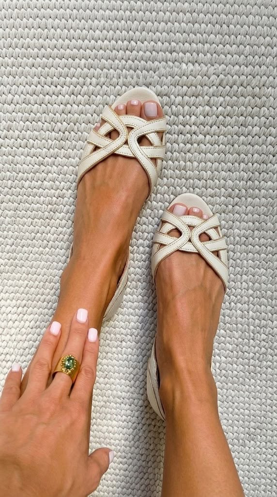 Sandalias planas trenzadas color crema