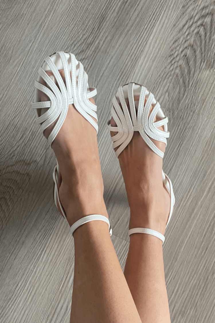 Sandalias planas con tiras finas metalizadas
