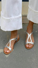 Sandalias planas doradas con recortes