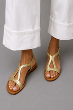 Sandalias planas doradas con recortes