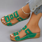 Sandalias planas de colores con detalle dorado