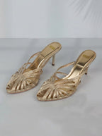 Sandalias de tacón trenzadas doradas