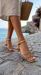 Sandalias planas doradas de punta cuadrada