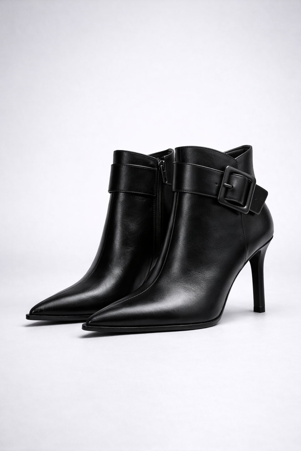 Botines de tacón con hebilla oversize