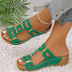 Sandalias planas de colores con detalle dorado