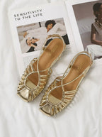 Sandalias planas trenzadas con detalle central