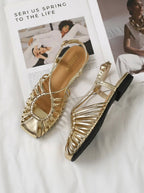 Sandalias planas trenzadas con detalle central