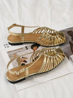 Sandalias planas trenzadas con detalle central