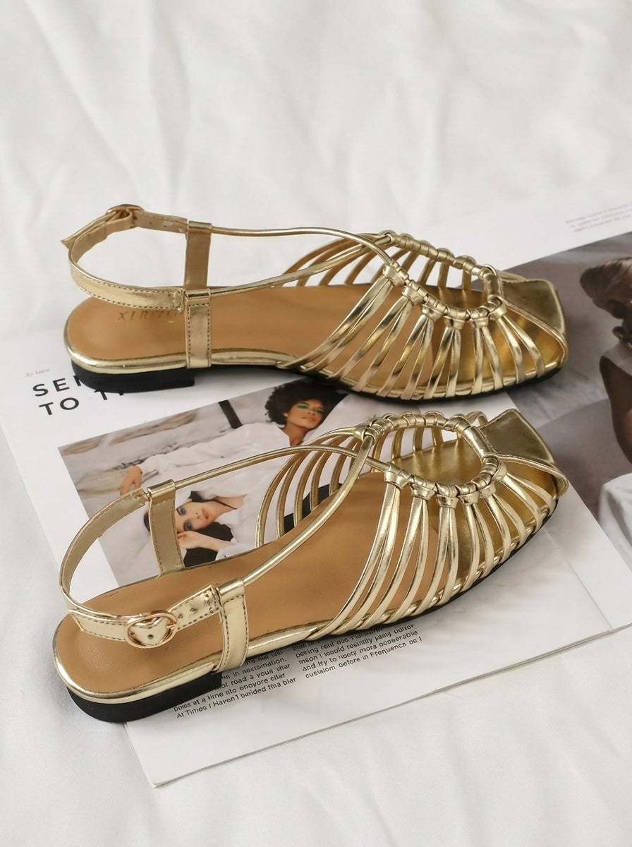 Sandalias planas trenzadas con detalle central