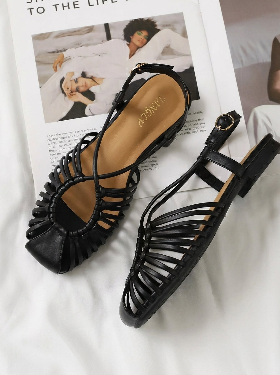 Sandalias planas trenzadas con detalle central