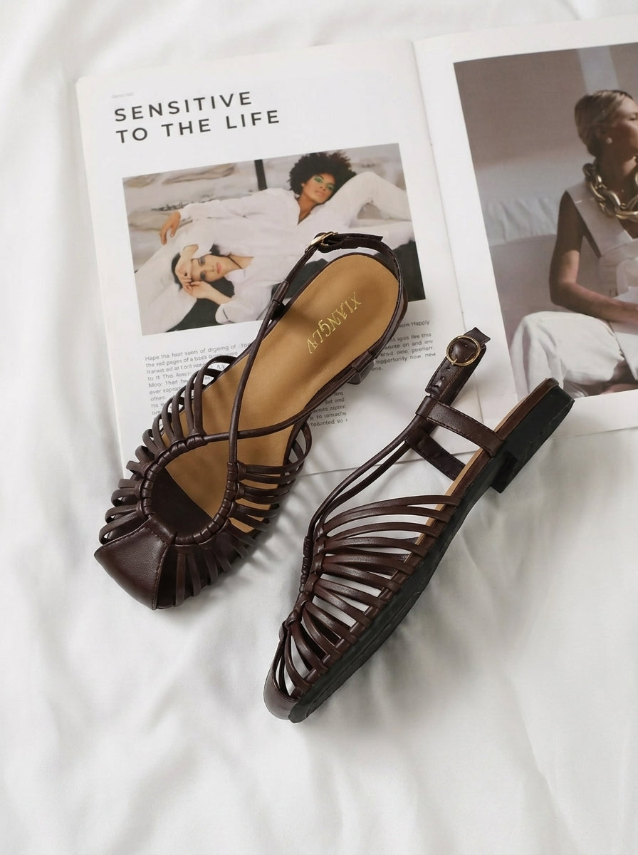 Sandalias planas trenzadas con detalle central
