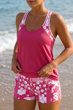 Mujer con conjunto deportivo rosa top y short en la orilla