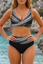 Mujer con bañador moldeador negro en cala rocosa
