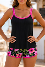 Mujer con bikini liso fucsia en chiringuito