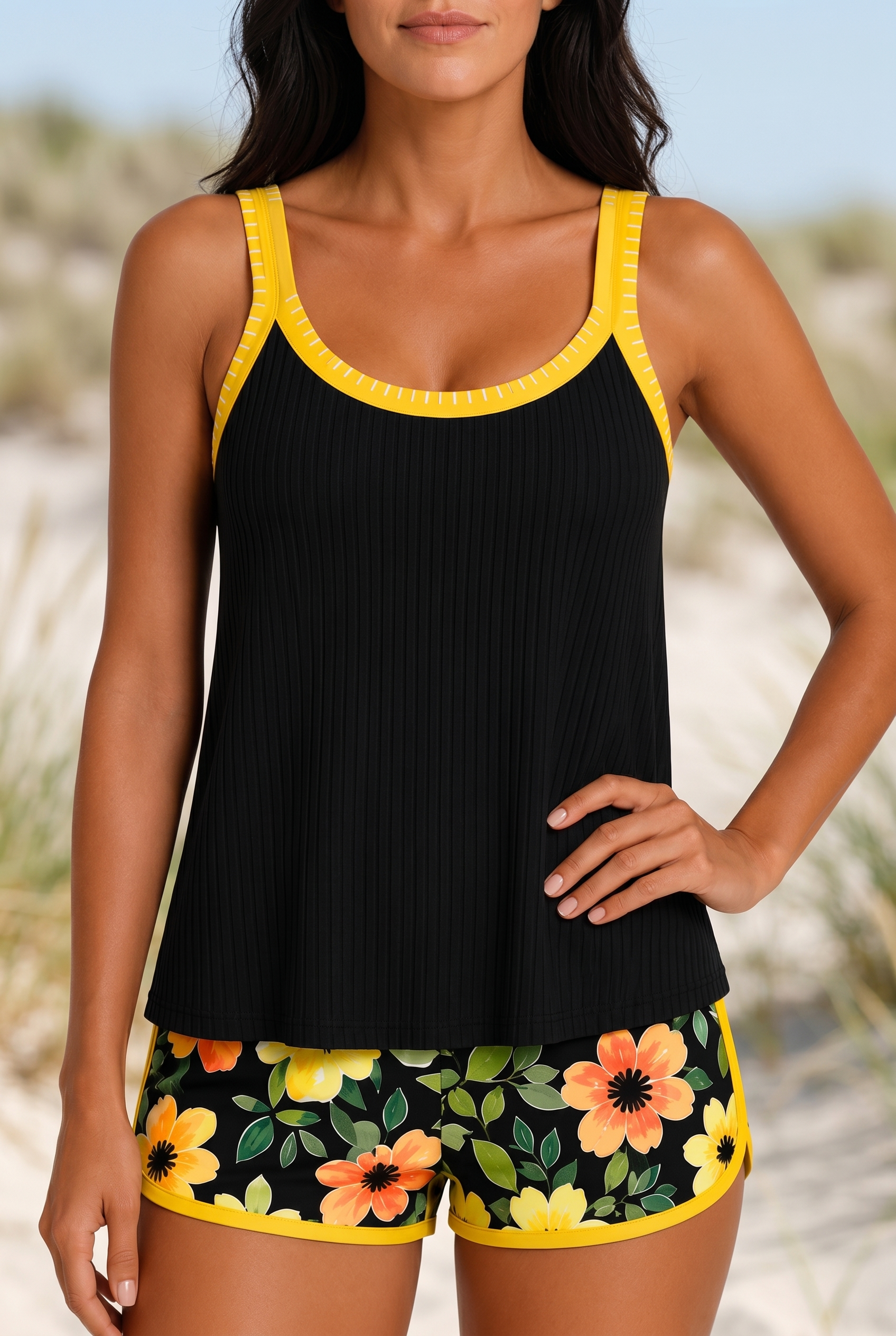 Mujer con bikini liso amarillo entre dunas