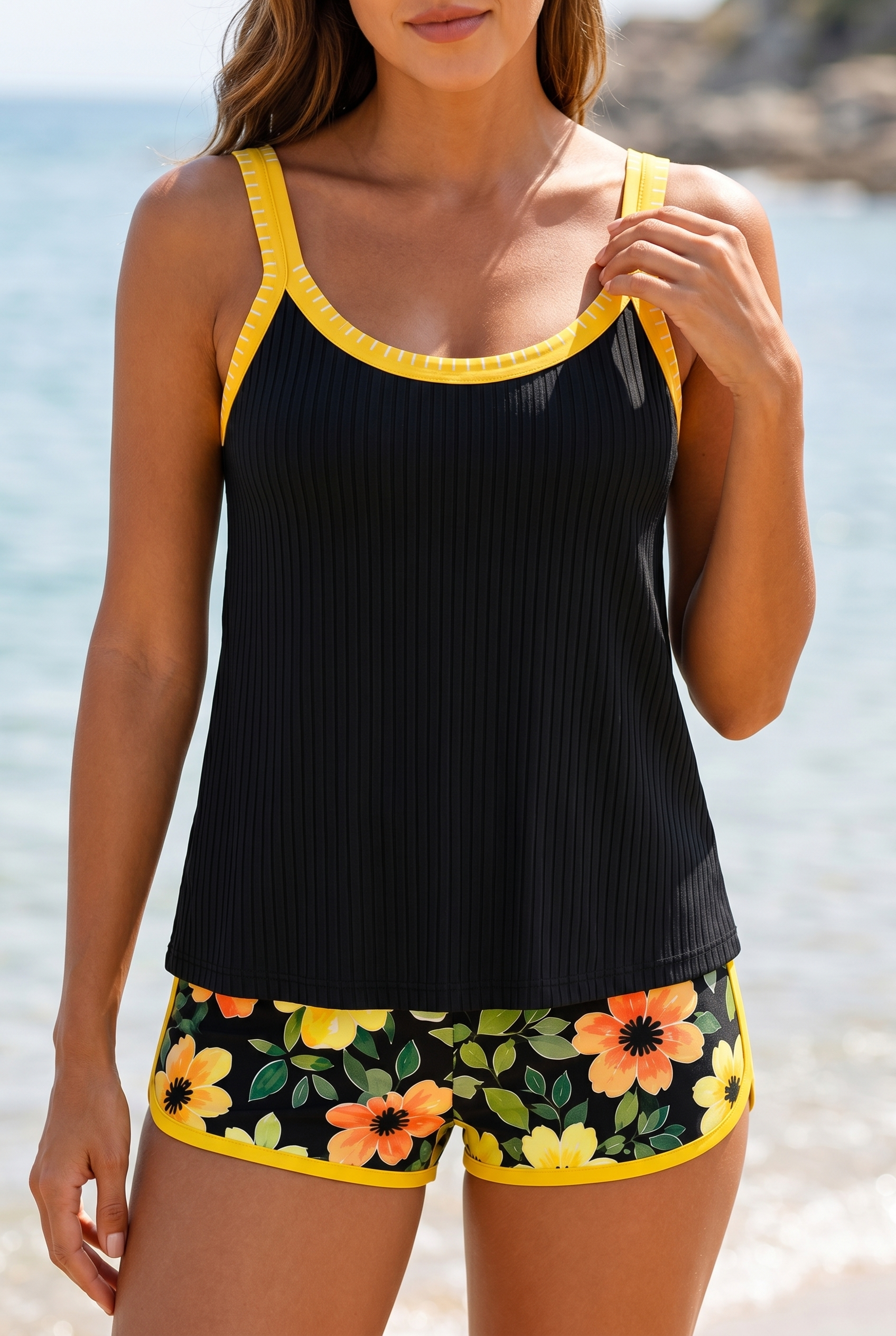 Mujer con bikini liso amarillo en la orilla