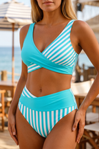 Mujer con bikini de rayas cruzadas azul celeste en chiringuito