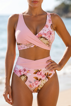 Mujer con bikini floral rosa en la orilla