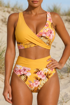 Mujer con bikini floral amarillo entre dunas