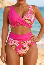 Mujer con bikini floral fucsia en la orilla