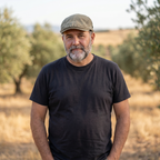 Hombre con gorra vaquera vintage verde oliva en campo español