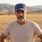 Hombre con gorra de algodón de campo azul marino en campo abierto