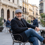 Hombre con gorra de lana clásica gris ceniza en terraza de café elegante