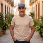 Hombre con gorra lavada vintage azul vaquero en barrio soleado