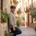 Hombre con gorra lavada vintage negro carbón apoyado en pared con plantas