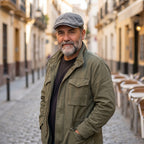 Hombre con gorra lavada vintage gris ceniza en barrio soleado
