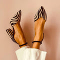 Zebrina - Sandalias con tacón medio y patrón de cebra