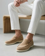 Elegantes mocasines de ante